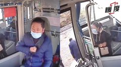 公交车司机驾驶时突发心梗 生命尽头坚持靠边停