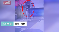 画面曝光！成都带娃男子拒量体温暴打保安物业