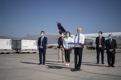 智利总统赴机场迎接中国新冠疫苗 智利将于2月开