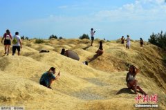 俄罗斯列宁格勒州奇特地形连绵起伏 犹如置身火星