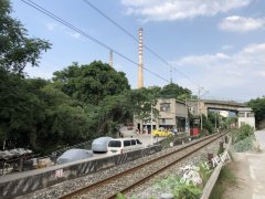 追光|边吃火锅边看火车是惊奇还是惊险？ 重庆一火锅店开铁路