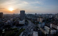 贝搏体育app:成都市政府工作报告：力争“十四五”末人均GDP达到